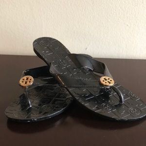 Tory Burch patent leather black/gold flip-flops